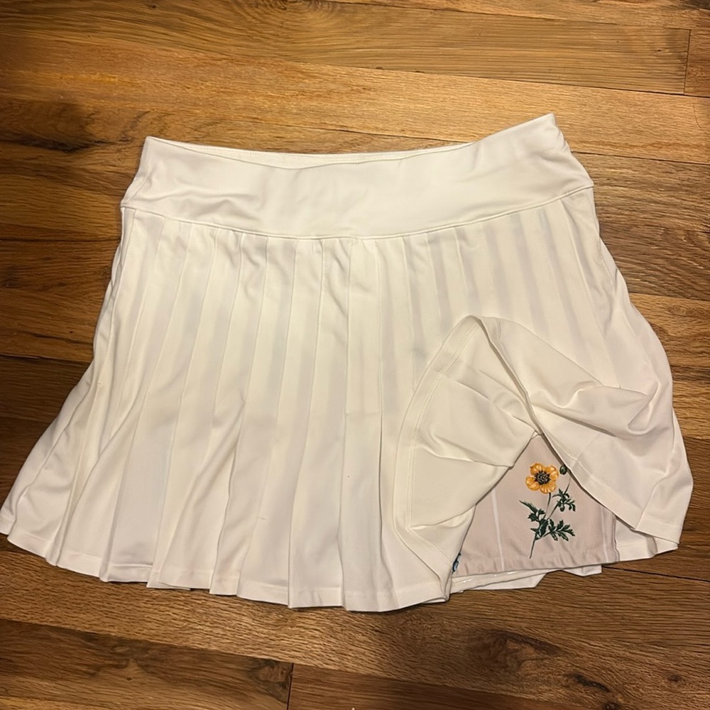 Tuckernuck Ivory Pleated Skort with Floral Lining